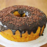 Bolo clássico de cenoura com muito brigadeiro