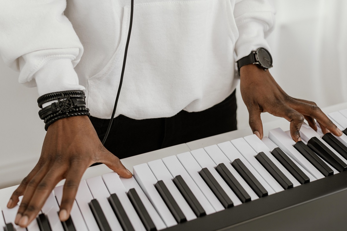 Alto ângulo de música tocando piano digital