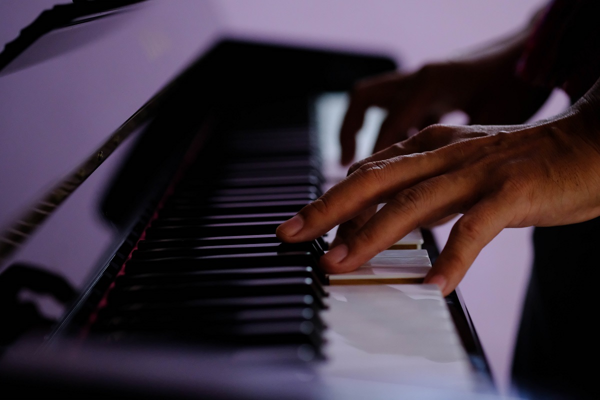 Mão tocando piano