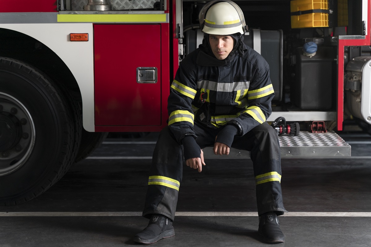 Bombeiros sentado em seu carro